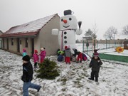 Hrajeme si se sněhem a pomáháme